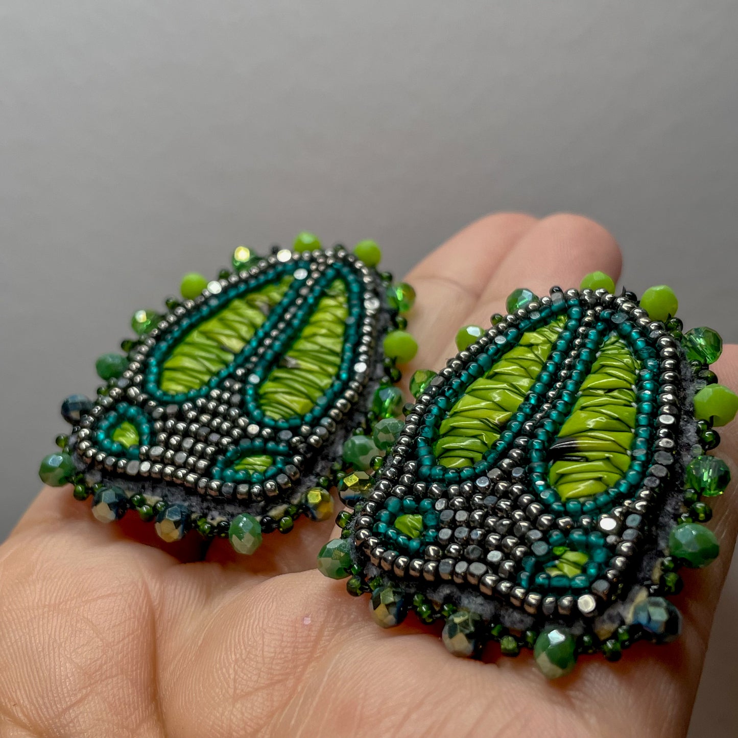 Green Quilled Hoof Track Studs