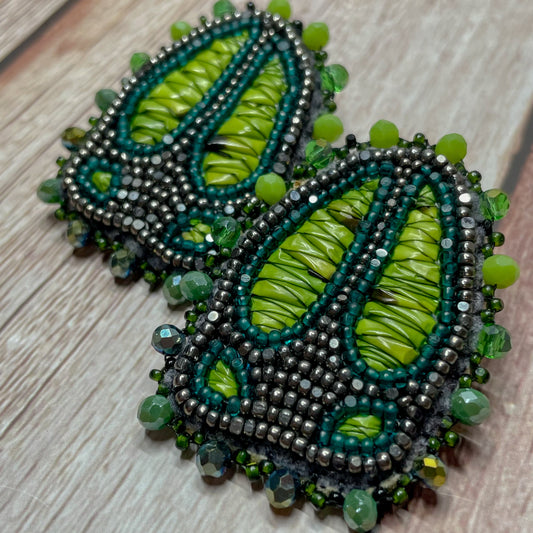 Green Quilled Hoof Track Studs