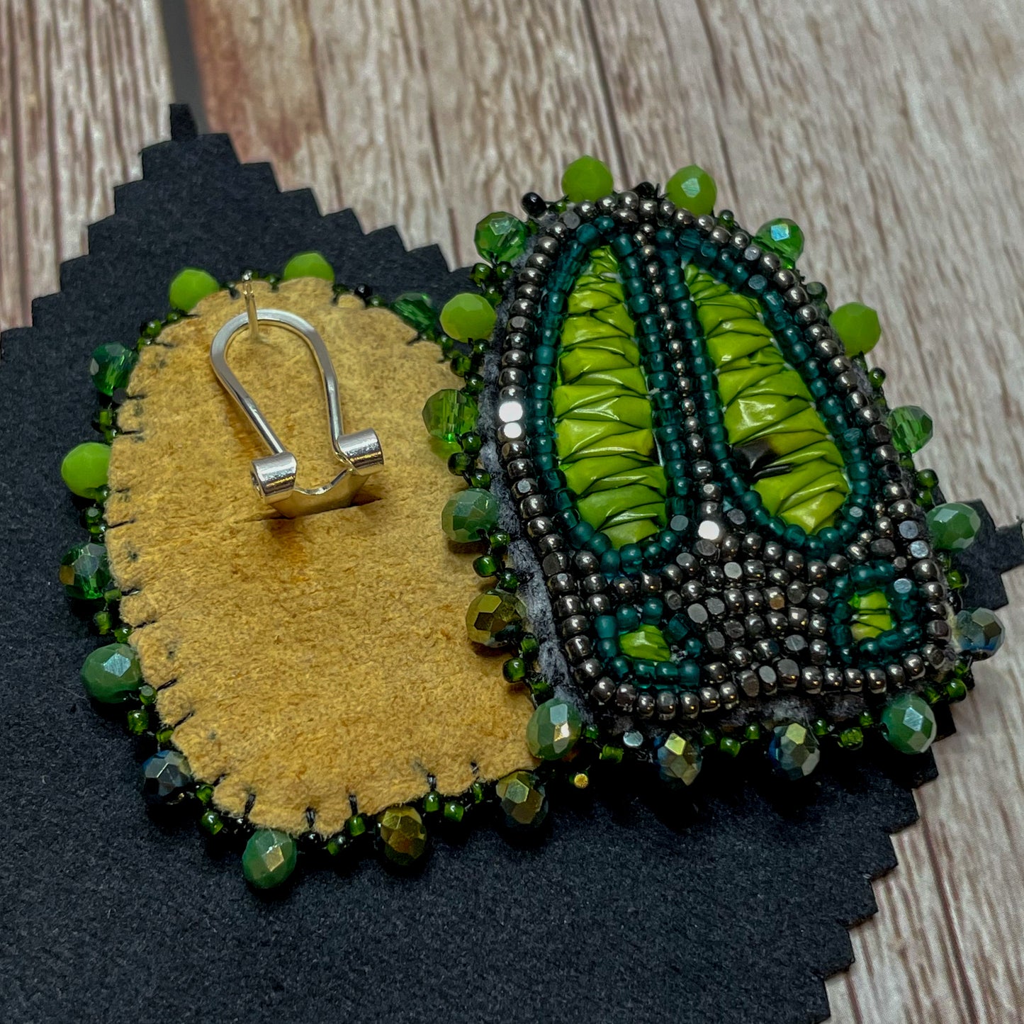 Green Quilled Hoof Track Studs