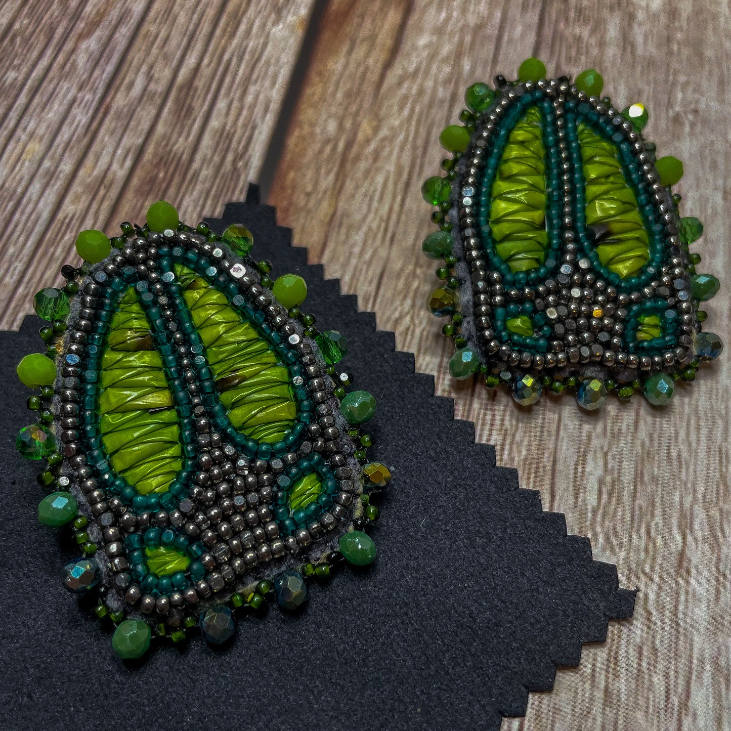 Green Quilled Hoof Track Studs